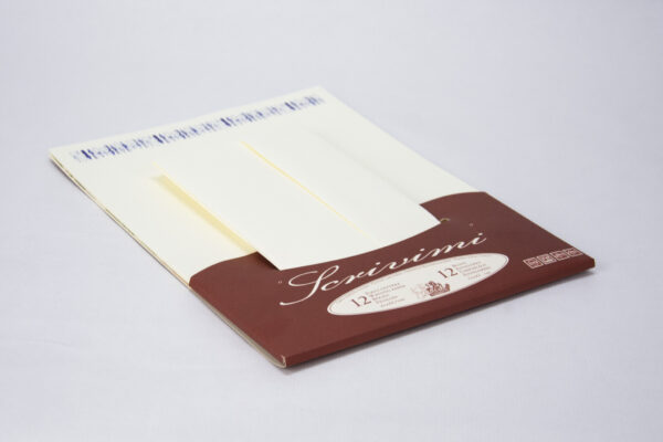 Vista de todo el paquete de papel decorado con plumillas