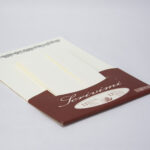 Vista de todo el paquete de papel decorado con notas musicales