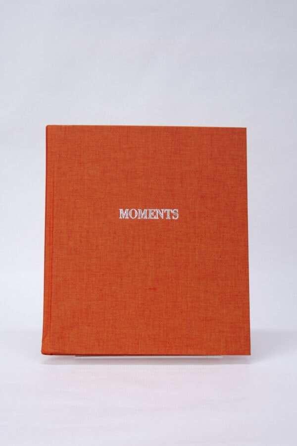 Portada naranja libro Moments