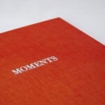 Detalle del grabado en plateado en la portada del libro naranja