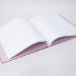 Vista del libro rosado abierto