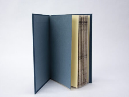 Vista de las guardas del libro con tapas azules