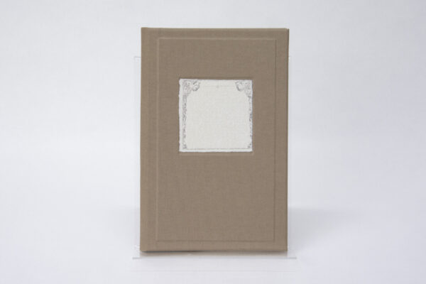 Vista de la portada del libro hecho a mano con tapas en color camel