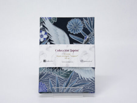 Vista de la portada del libro con tela japonesa del cisne azul