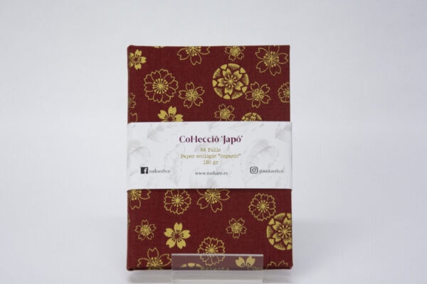 Vista de la portada del libro con tela japonesa de flores granate