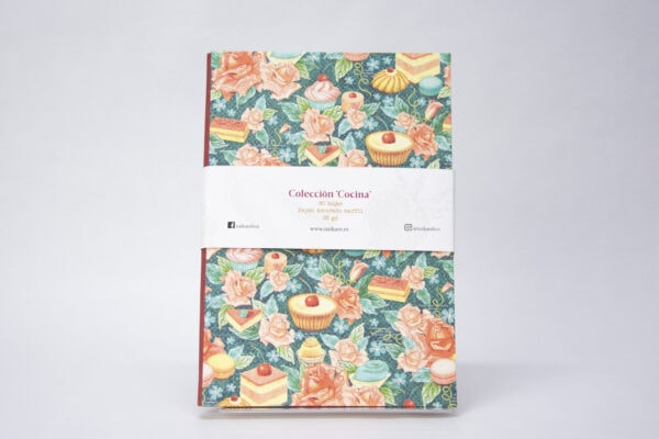 Vista de la portada con flores y pasteles