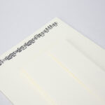 Detalle de la decoración del papel con notas musicales