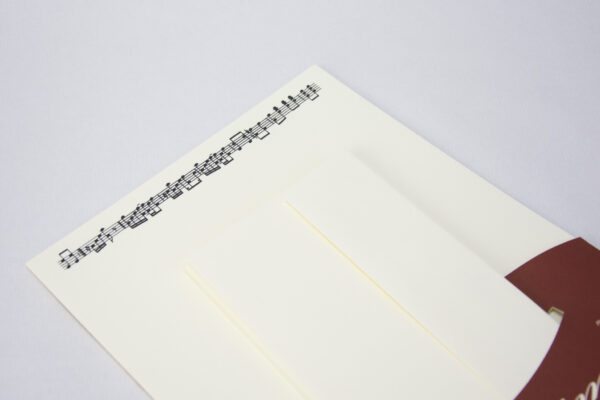 Detalle de la decoración del papel con notas musicales