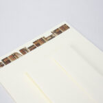 Detalle de la decoración del papel con libros