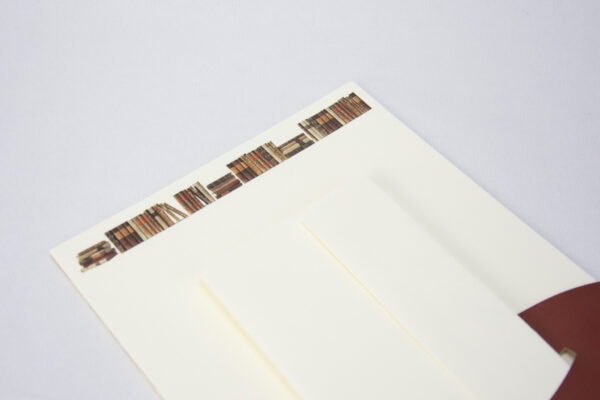 Detalle de la decoración del papel con libros