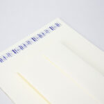 Detalle de la decoración del papel con plumillas