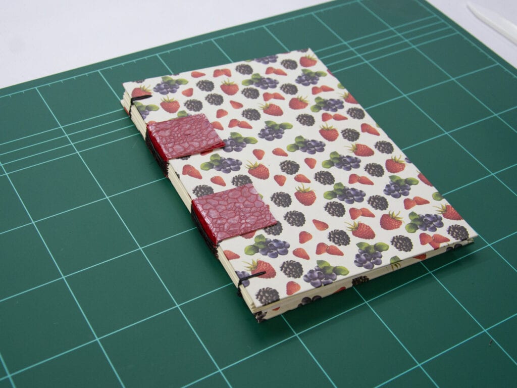 Encuadernación con cintas vistas terminada