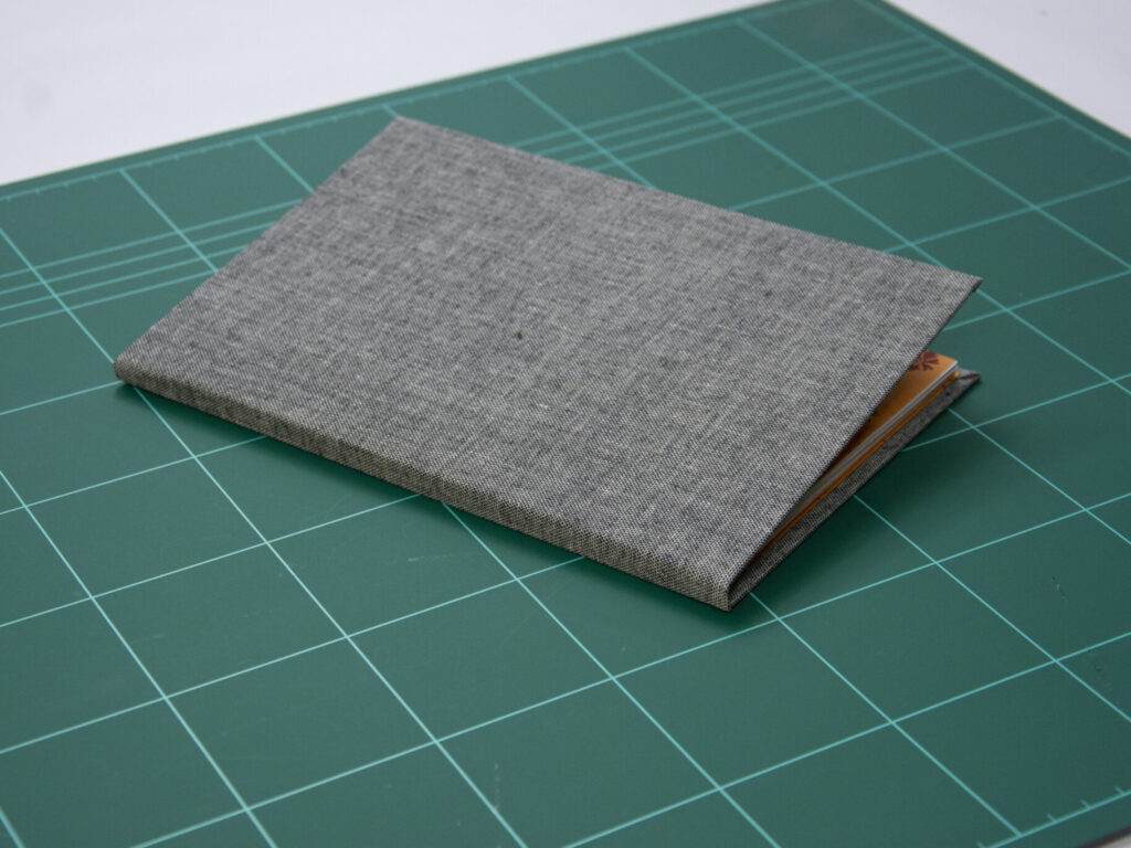 Encuadernación con tapa suelta terminada