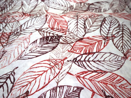 Papel Nepal fondo blanco con hojas rojizas