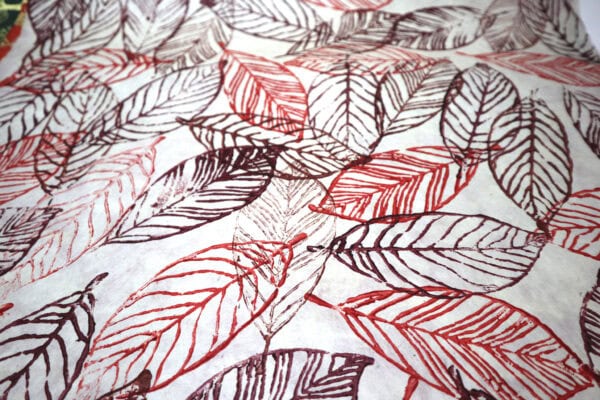 Papel Nepal fondo blanco con hojas rojizas