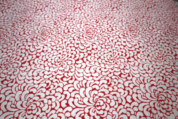 Papel Nepal de fondo rojo y diseño anacardos blanco