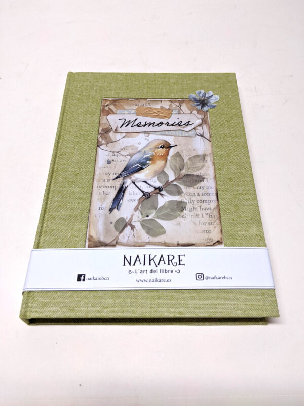 Libro hecho a mano con dibujo en ventana