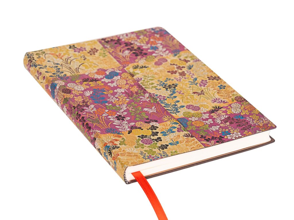 Vista en ángulo de la libreta Paperblanks Kara-Ori Pink