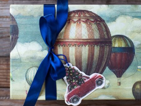 Vista de la caja de regalo con papel de Globos Bomoart