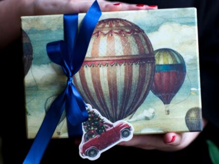 Vista de la caja de regalo Bomoart de Globos