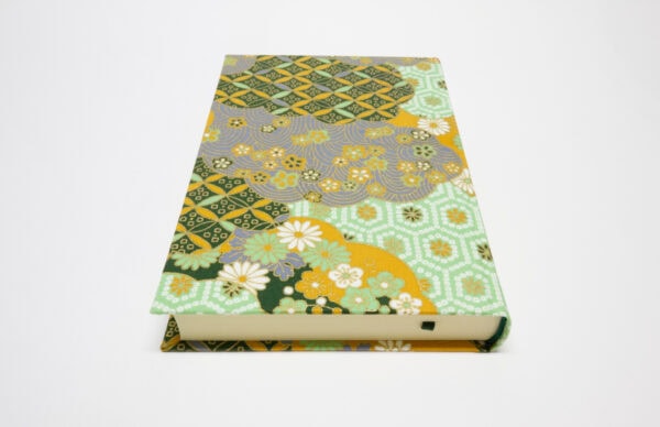 Vista trasera de la libreta con tela japonesa kiku y kumo de 144 hojas