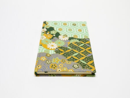 Vista del frente de la libreta con tela japonesa kiku y kumo de 72 hojas A6
