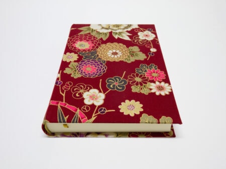 Vista del frente de la libreta con tela japonesa de peonias y bambú de 144 hojas
