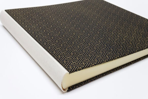 Vista de cerca del album con estampado Sayagata