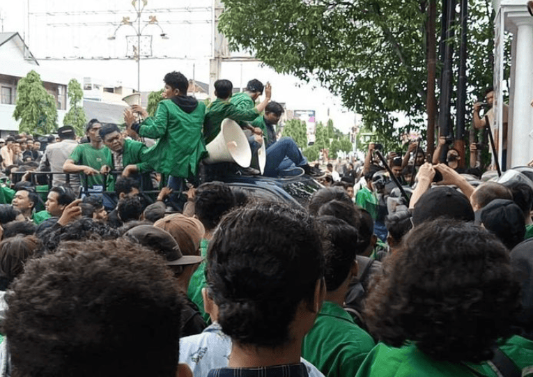 Demo Kawal Putusan MK, Ribuan Mahasiswa Baku Pukul dengan Polisi di Lhokseumawe