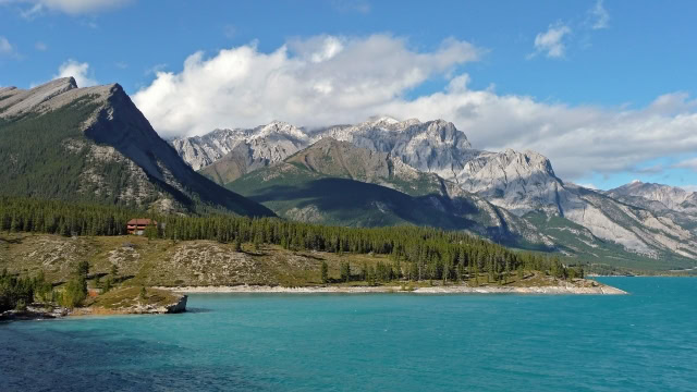 5-Aurum-Lodge-overlooking-Abraham-Lake.jpg