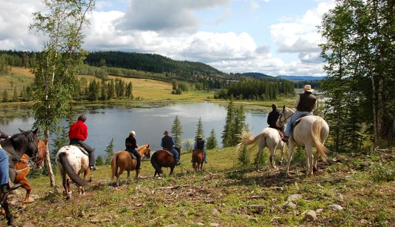 Crystal-Waters-Guest-Ranch-trailrides.jpg