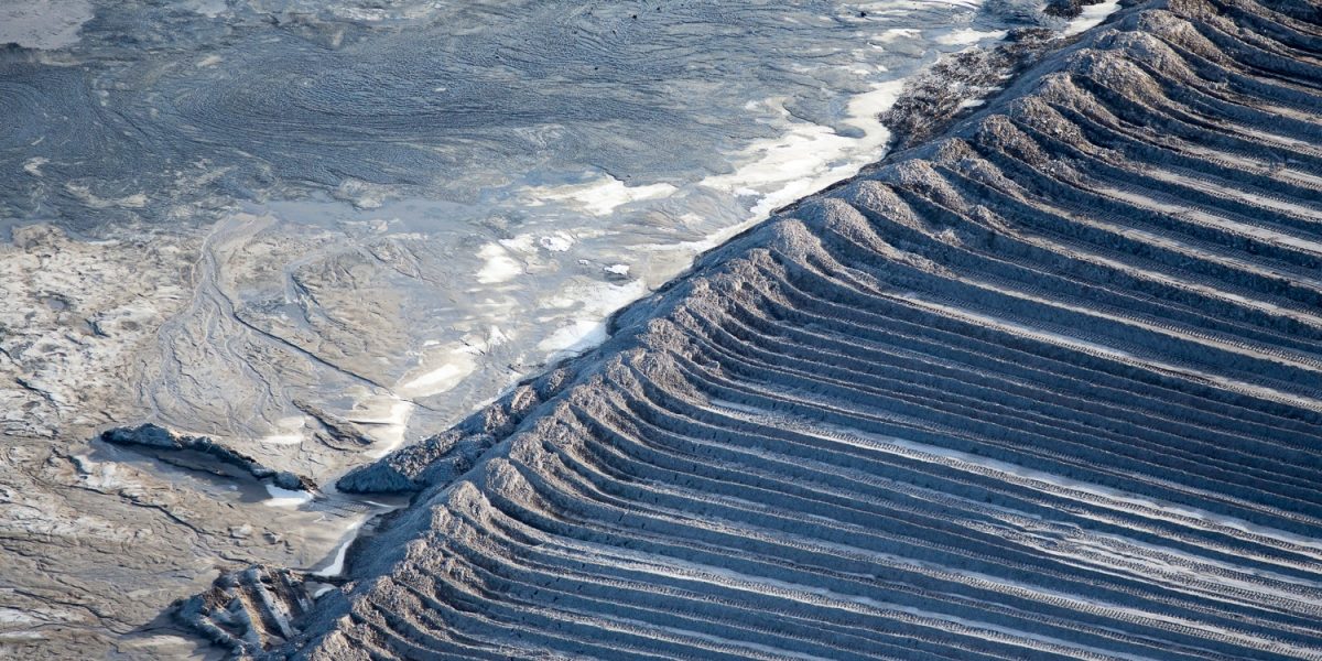 Tar-Sands-Alex-McLean-Oilsands-13-Earthen-Wall-to-Tailing-Pond-Alberta-Canada-2014-140407-10341-1200x600