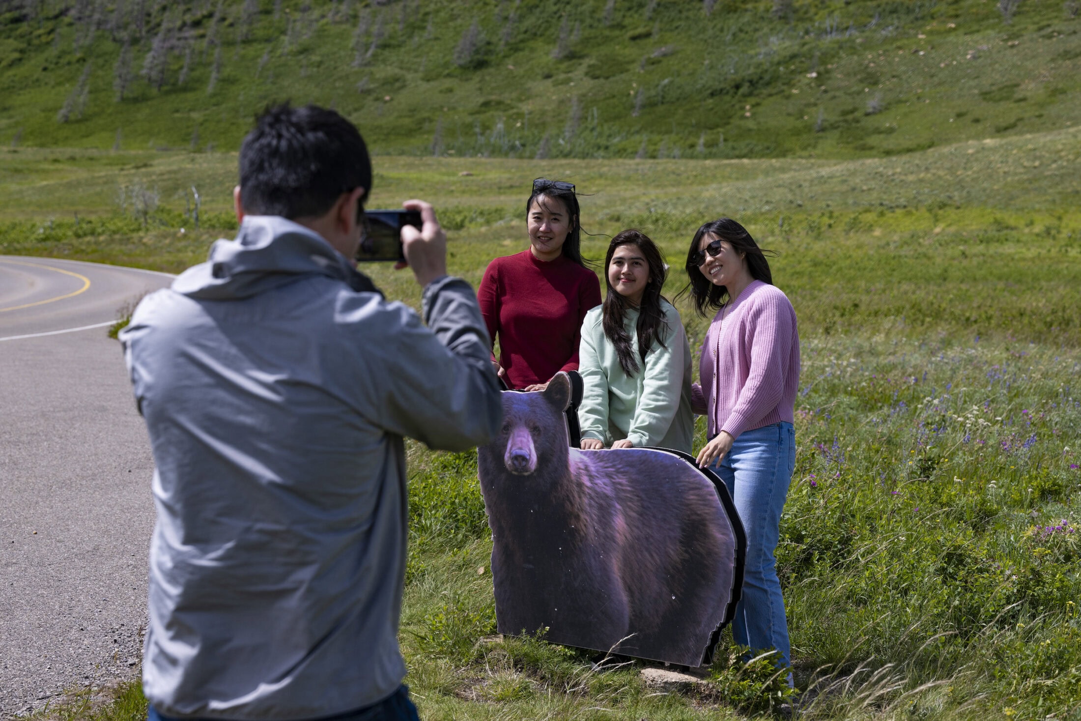 PRAIRIES-ALTA-Waterton bears_Gavin John