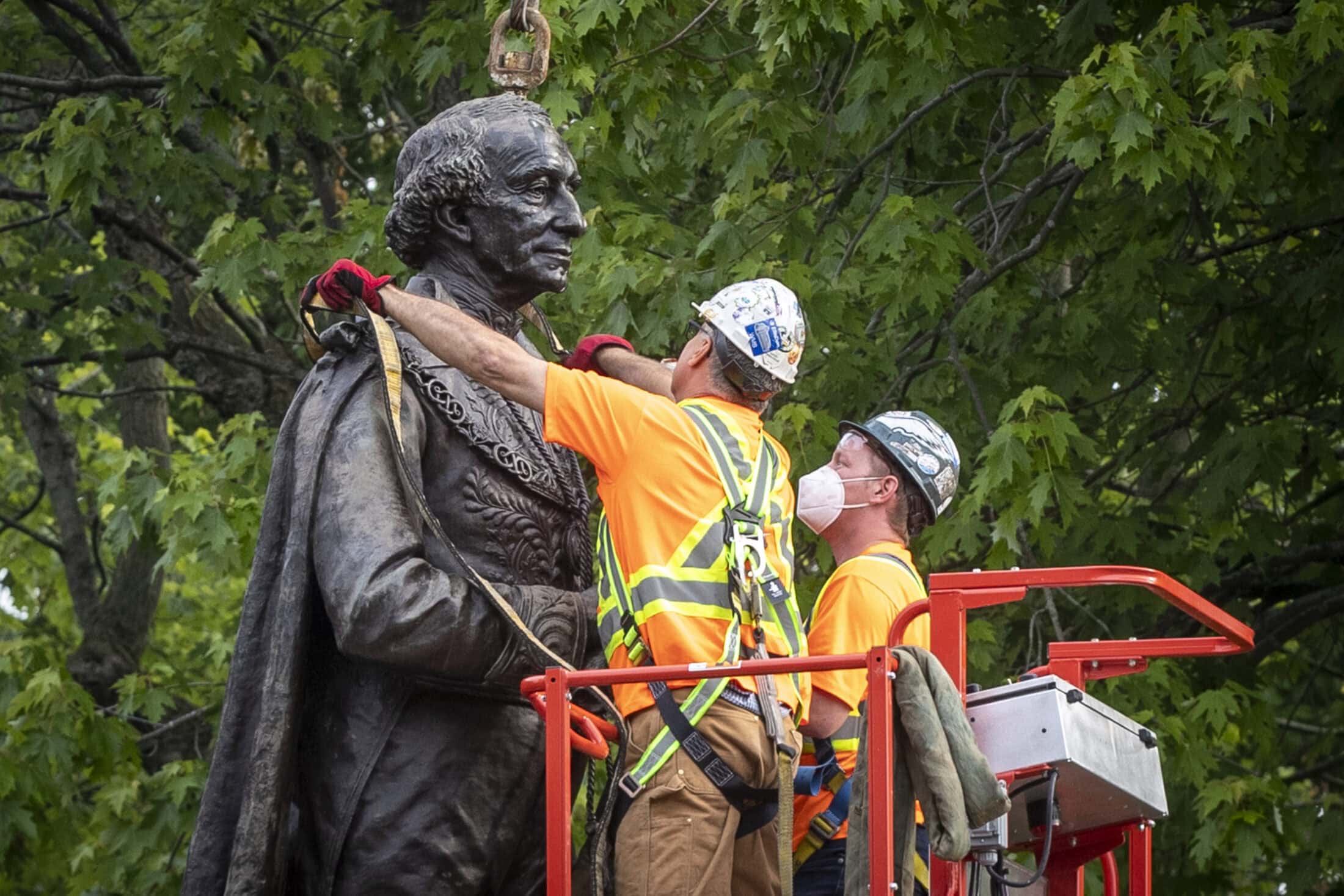 Removing Macdonald statue