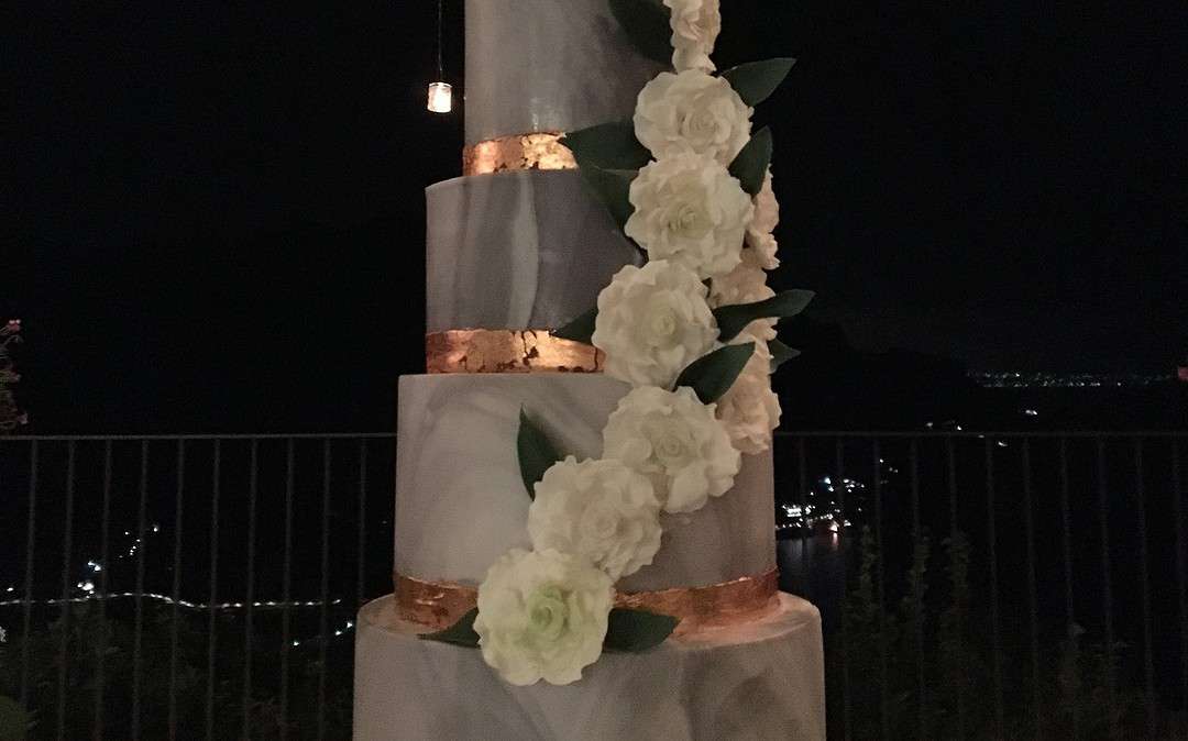 Bronze Accents and Gray Elegance: The Ideal Wedding Cake