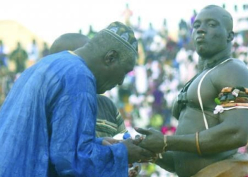 Sa Thiès dévoile la prémonition de feu Double Less : « Mon père m’a très tôt fait savoir que je disputerai un jour le titre de Roi des Arènes et que ce serait face à Modou Lô » - wiwsport