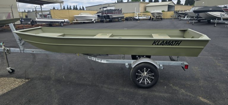 Klamath 10 JAC boat on trailer, ideal for fishing and recreation. Perfect for lakes and rivers, ligh.