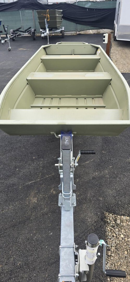 Aluminum Klamath 10 JAC boat with trailer, ideal for fishing and recreational use. Compact and durab.