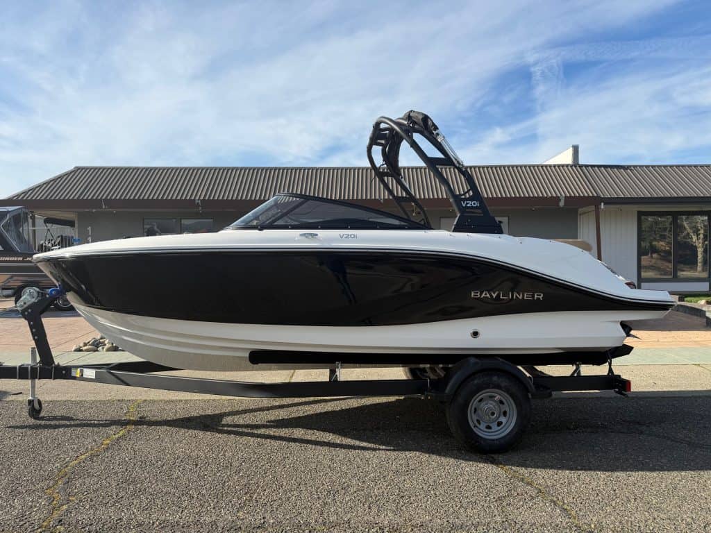 Efficient Bayliner VI20 boat for water sports and leisure activities. Perfect for family outings and.