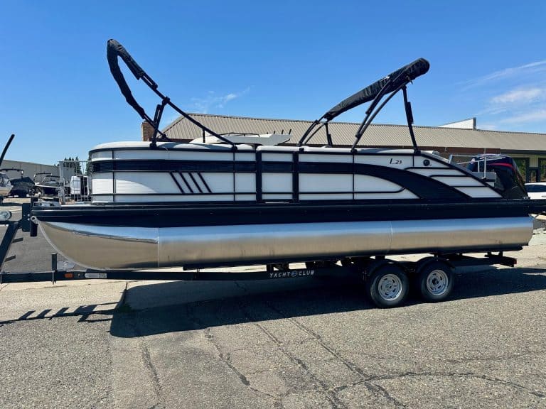 Bennington L 23FT pontoon boat with Mercury 200HP Pro XS engine for optimal water fun.