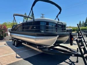 Pontoon boat with Mercury 225HP engine, ideal for leisure and water sports.