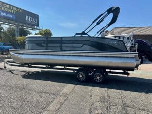 Pontoon boat with Mercury 150HP Pro Xs engine for leisure and fishing.