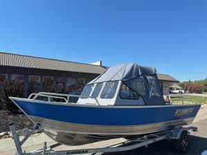 Klamath 19 GTX boat on trailer, ideal for fishing and leisure. Perfect for water adventures and fami.