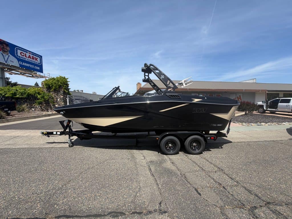 HeyDay H 22 Surf Boat for 2026 model year, ideal for surfing and watersports.