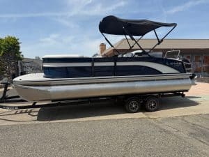 Pontoon boat with canopy, ideal for leisure and water activities. Perfect for family outings and boa.