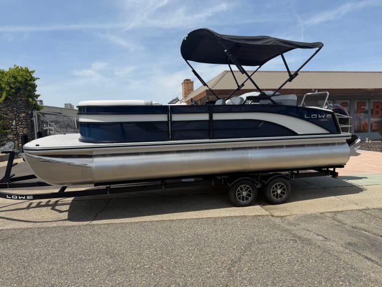 Pontoon boat with canopy, ideal for leisure and water activities. Perfect for family outings and boa.