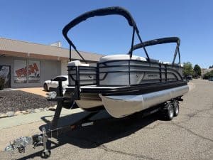 Pontoon boat with canopy and trailer, ideal for leisure and water activities. Perfect for family out.