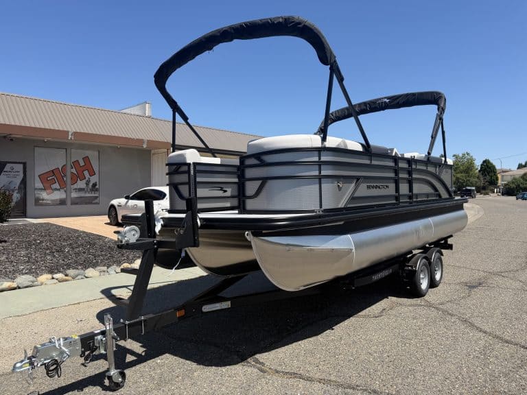 Pontoon boat with canopy and trailer, ideal for leisure and water activities. Perfect for family out.