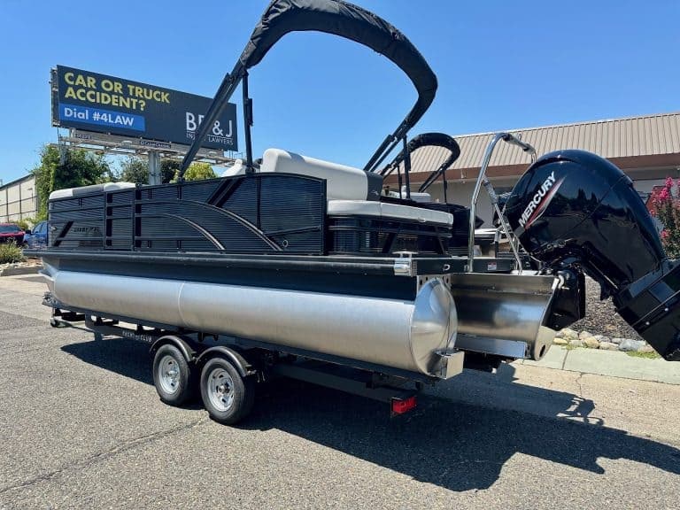 Modern pontoon boat with Mercury outboard motor, ideal for leisure and fishing.