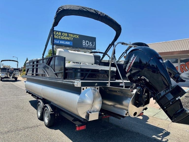 Pontoon boat with powerful Mercury outboard motor, ideal for leisure and water sports. Perfect for f.
